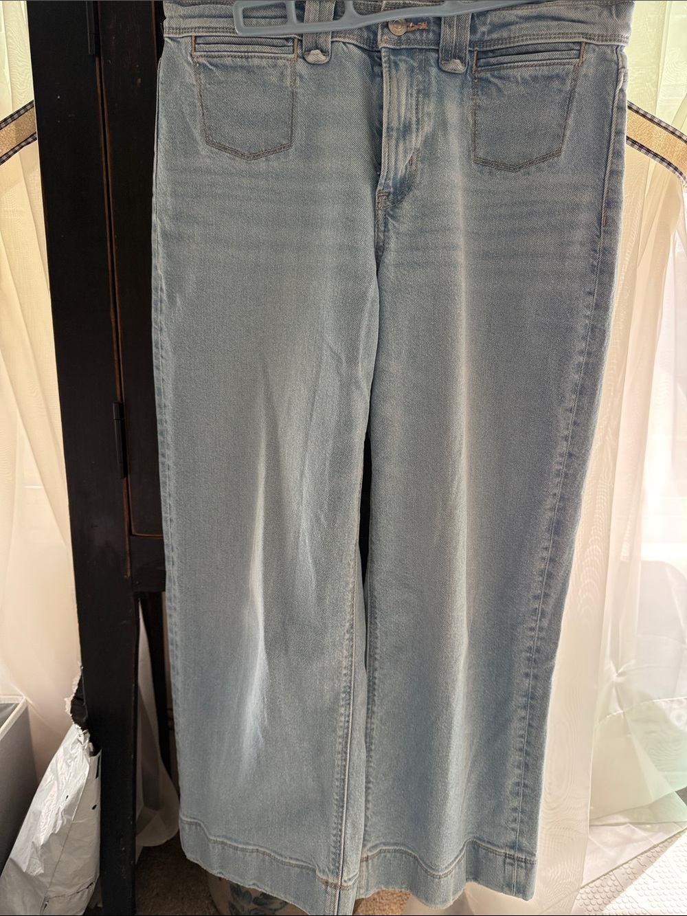American Eagle woman’s  Straight Wide Leg Jeans